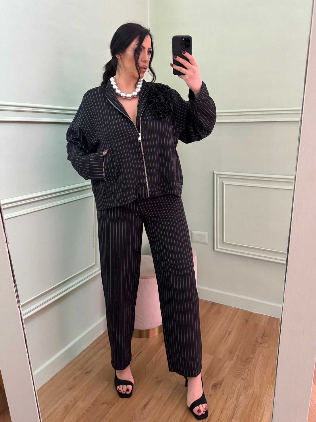 Coordinato gessato composto da maxi felpa con spille fiori in tessuto e pantaloni slouchy “Erminia”